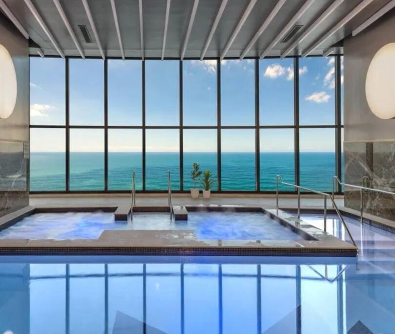 Surfers Paradise New Beachfront Apartments 골드코스트 외부 사진