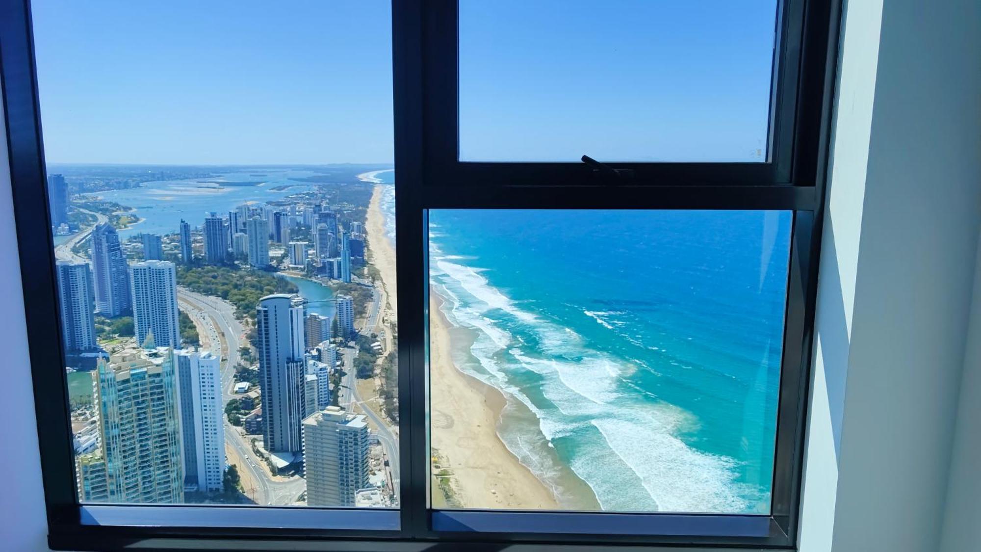 Surfers Paradise New Beachfront Apartments 골드코스트 외부 사진